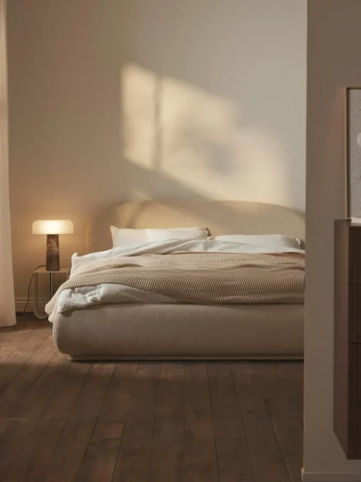 Bouclé gestoffeerd bed Alba met afgeronde hoeken