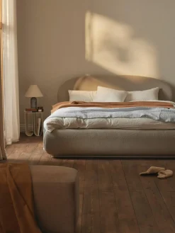 Bouclé gestoffeerd bed Alba met afgeronde hoeken