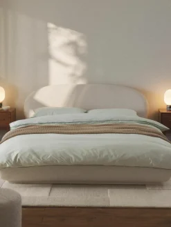 Bouclé gestoffeerd bed Alba met afgeronde hoeken