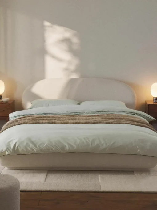 Bouclé gestoffeerd bed Alba met afgeronde hoeken