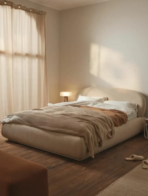 Bouclé gestoffeerd bed Alba met afgeronde hoeken