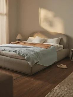 Bouclé gestoffeerd bed Alba met afgeronde hoeken