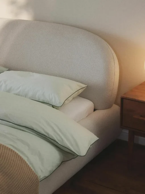 Bouclé gestoffeerd bed Alba met afgeronde hoeken