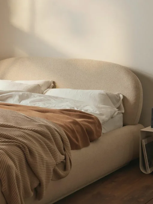 Bouclé gestoffeerd bed Alba met afgeronde hoeken