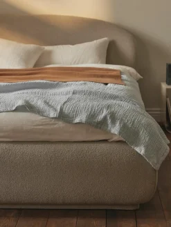 Bouclé gestoffeerd bed Alba met afgeronde hoeken