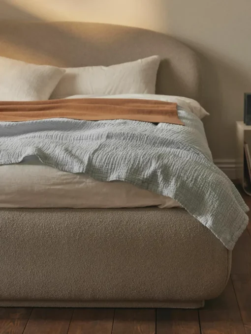 Bouclé gestoffeerd bed Alba met afgeronde hoeken