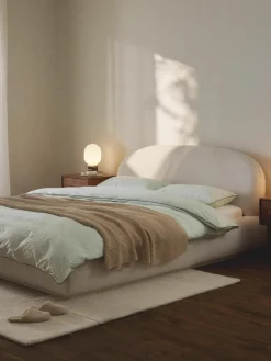 Bouclé gestoffeerd bed Alba met afgeronde hoeken