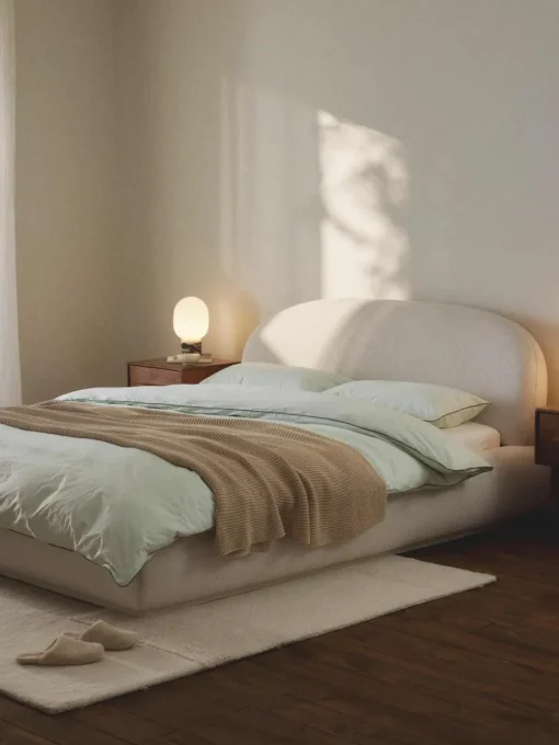 Bouclé gestoffeerd bed Alba met afgeronde hoeken