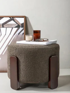 Bouclé poef Coffey met houten poten