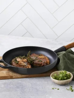 Braadpan Signature Collection uit gietijzer met houten handvat