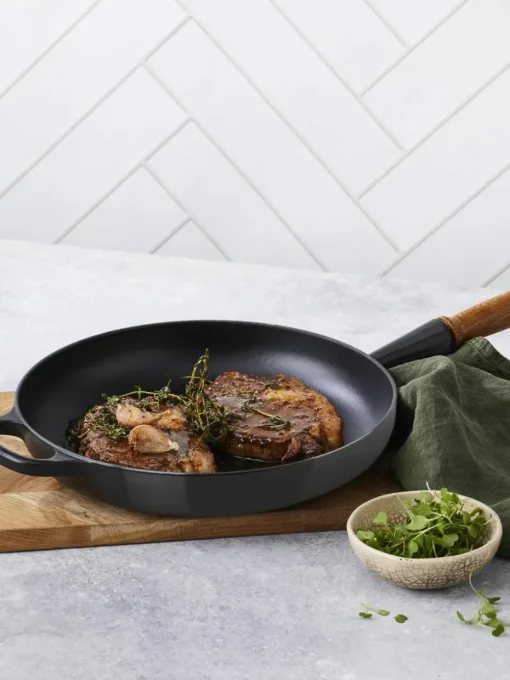 Braadpan Signature Collection uit gietijzer met houten handvat