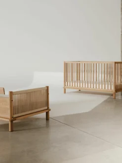 Eikenhouten babybedje Latitude met uitbouw tot ledikant, 70 x 140 cm