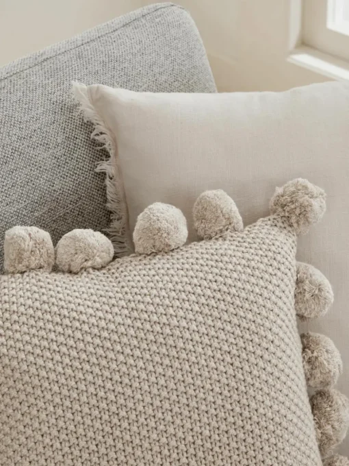 Gebreide kussenhoes Molly met pompoms