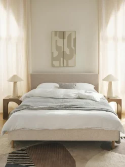 Gestoffeerd bed Giulia met houten poten