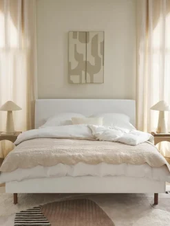 Gestoffeerd bed Giulia met houten poten