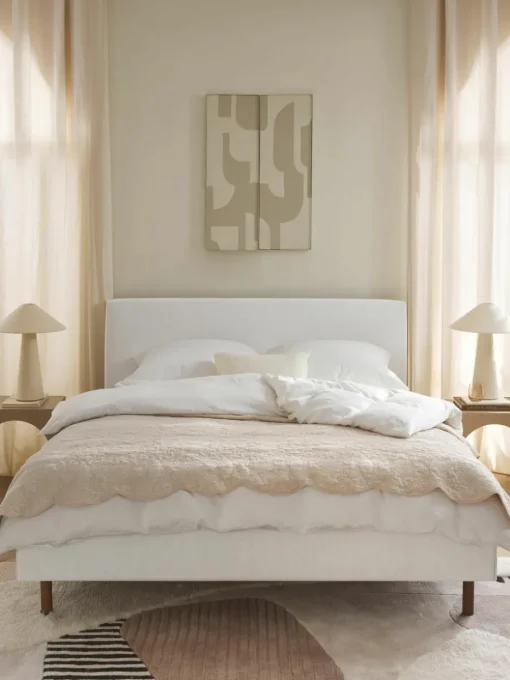 Gestoffeerd bed Giulia met houten poten