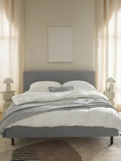 Gestoffeerd bed Giulia met houten poten