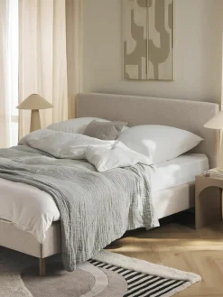 Gestoffeerd bed Giulia met houten poten