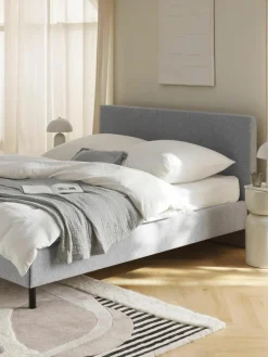 Gestoffeerd bed Giulia met houten poten