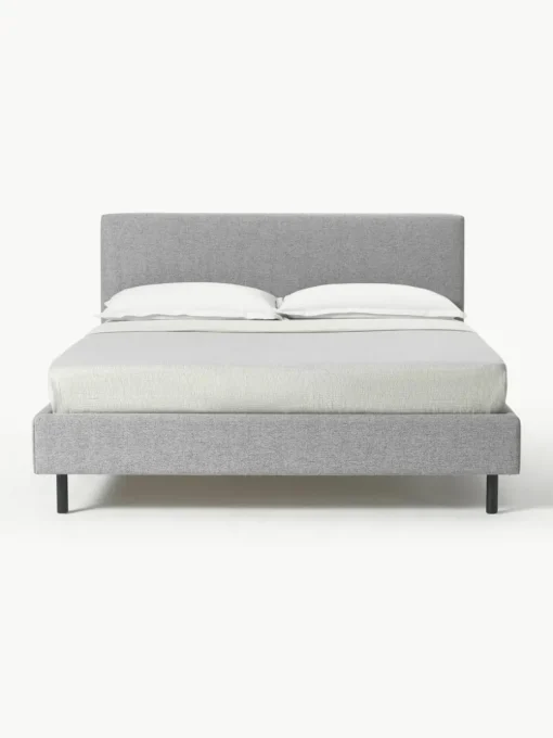 Gestoffeerd bed Giulia met houten poten