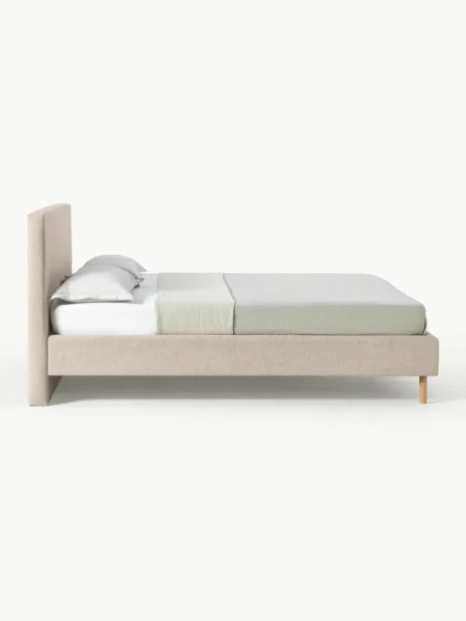 Gestoffeerd bed Giulia met houten poten