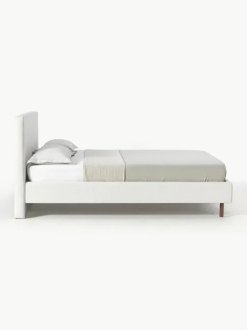 Gestoffeerd bed Giulia met houten poten