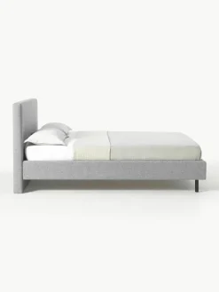 Gestoffeerd bed Giulia met houten poten
