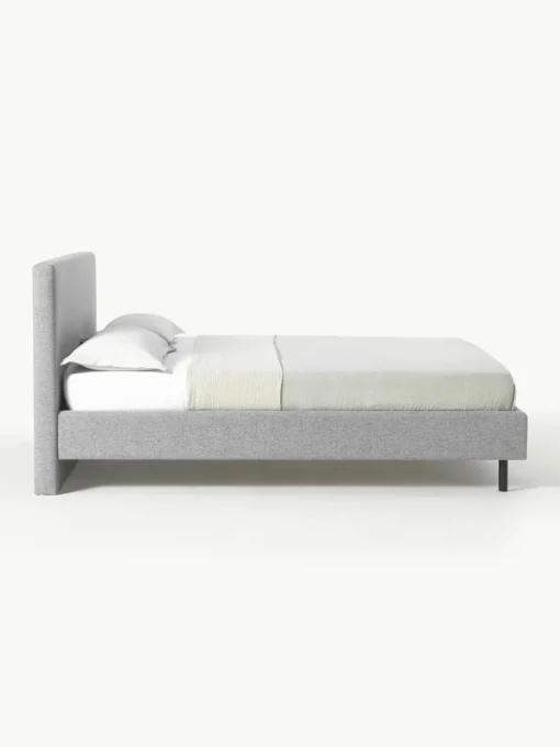 Gestoffeerd bed Giulia met houten poten