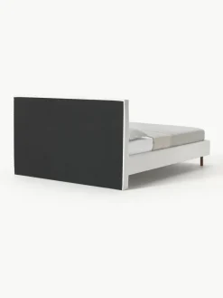 Gestoffeerd bed Giulia met houten poten