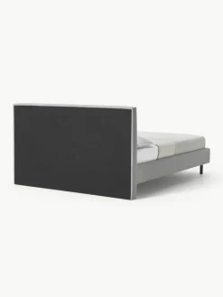 Gestoffeerd bed Giulia met houten poten