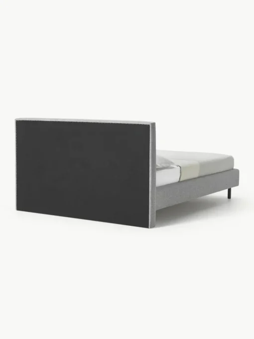 Gestoffeerd bed Giulia met houten poten