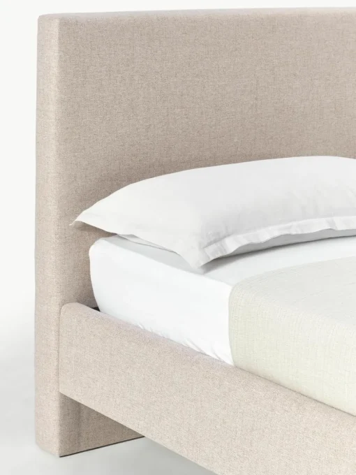 Gestoffeerd bed Giulia met houten poten