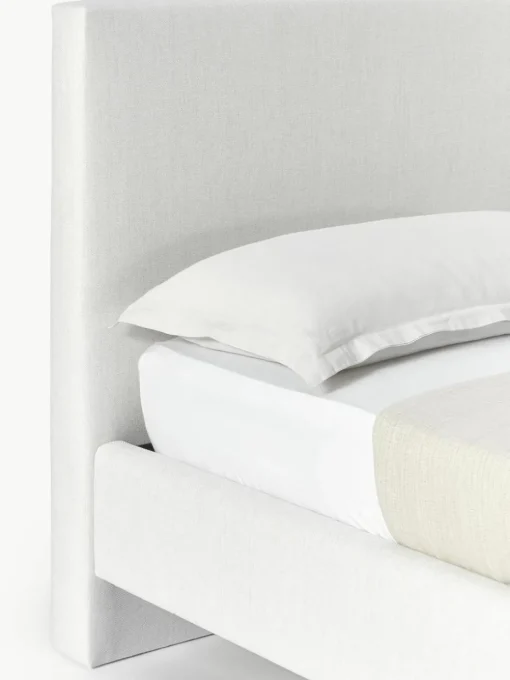 Gestoffeerd bed Giulia met houten poten