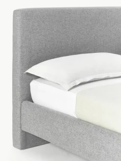 Gestoffeerd bed Giulia met houten poten
