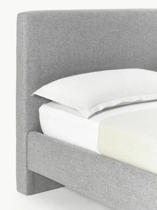 Gestoffeerd bed Giulia met houten poten