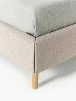 Gestoffeerd bed Giulia met houten poten