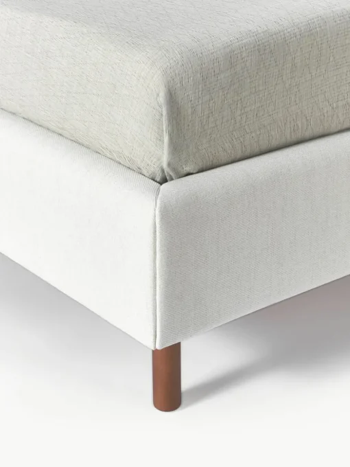 Gestoffeerd bed Giulia met houten poten