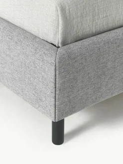 Gestoffeerd bed Giulia met houten poten