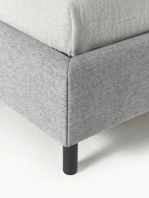 Gestoffeerd bed Giulia met houten poten