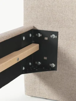 Gestoffeerd bed Giulia met houten poten