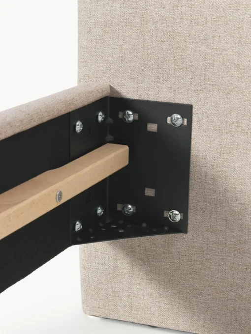Gestoffeerd bed Giulia met houten poten