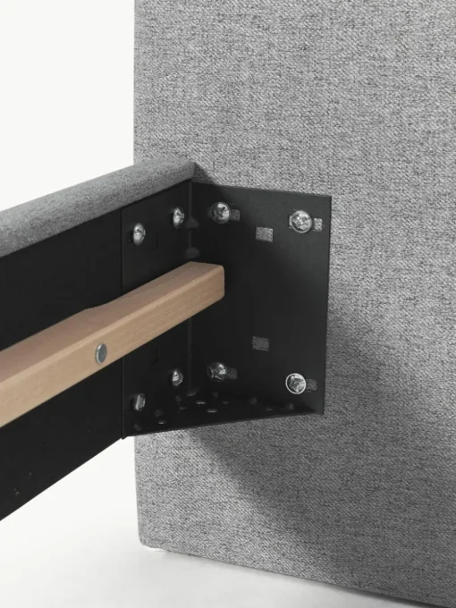 Gestoffeerd bed Giulia met houten poten