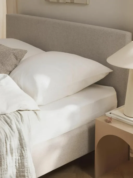 Gestoffeerd bed Giulia met houten poten