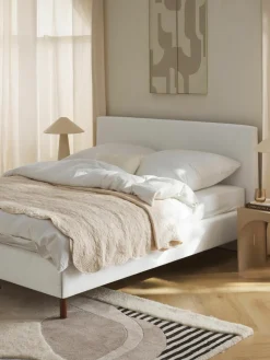 Gestoffeerd bed Giulia met houten poten