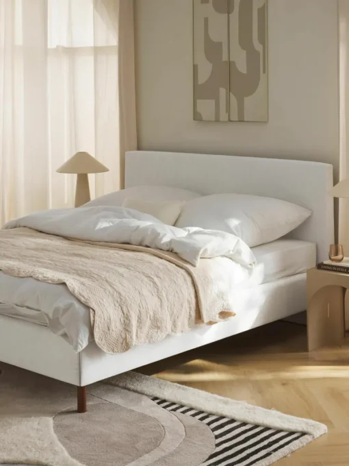 Gestoffeerd bed Giulia met houten poten