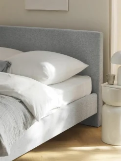 Gestoffeerd bed Giulia met houten poten