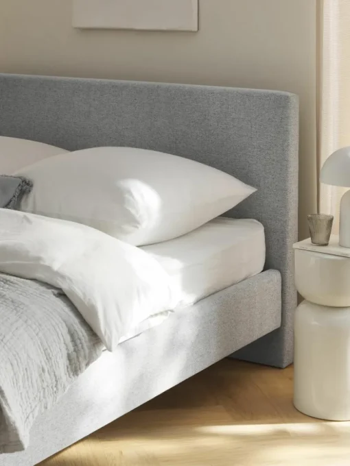 Gestoffeerd bed Giulia met houten poten