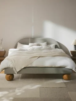 Gestoffeerd bed Rena met bolvormige poten van eikenhout