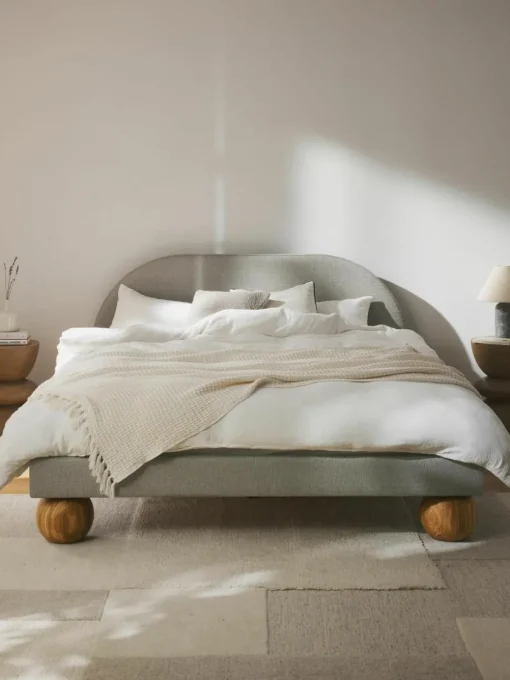 Gestoffeerd bed Rena met bolvormige poten van eikenhout