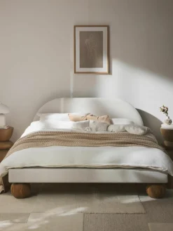 Gestoffeerd bed Rena met bolvormige poten van eikenhout
